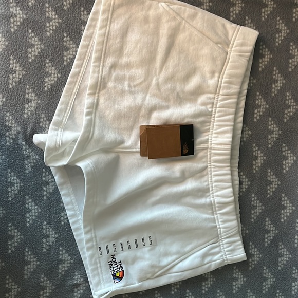 NWT Women’s North Face Shorts - Picture 3 of 8